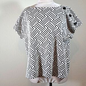 W5 Women’s Top Black White Size XL Boxy Short Sleeve Knit Slip On Button Detail